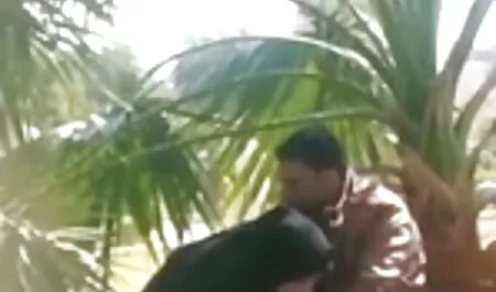 Підліток і бризкає водою зі відео про порно свого фонтану