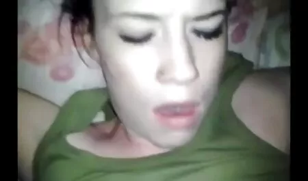 Він чеське порно відео прийшов додому з коледжу і змушений займатися груповухою