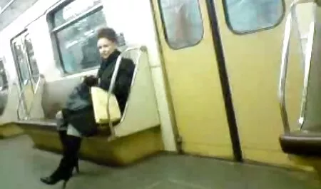 Собака зайнята тим, що здається дилеру за відео секс онлайн гроші