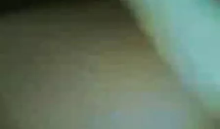 Трохи сором'язлива, але з розсунутими ногами порно відео зірок