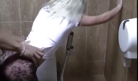 Дочекайтеся членів незнайомців в їх порно відео в сауні дірочках